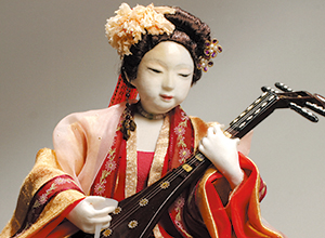 螺鈿紫壇五弦琵琶（らでんしたんごげんびわ）を奏でる女