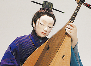 螺鈿紫壇四弦琵琶（らでんしたんよんげんびわ）を奏でる人