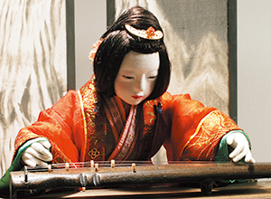 平文琴を奏でる女