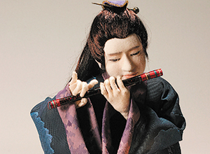 横笛を吹く若者